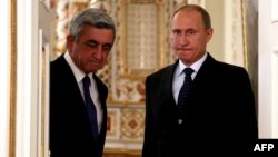 Russia -- President Vladimir Putin (R) and his Armenian counterpart Serzh Sarkisian meet in Novo-Ogaryovo, September 3, 2013