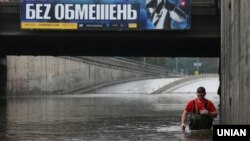 Затоплений шляхопровід біля метро «Дорогожичі», Київ, 25 липня 2018 року