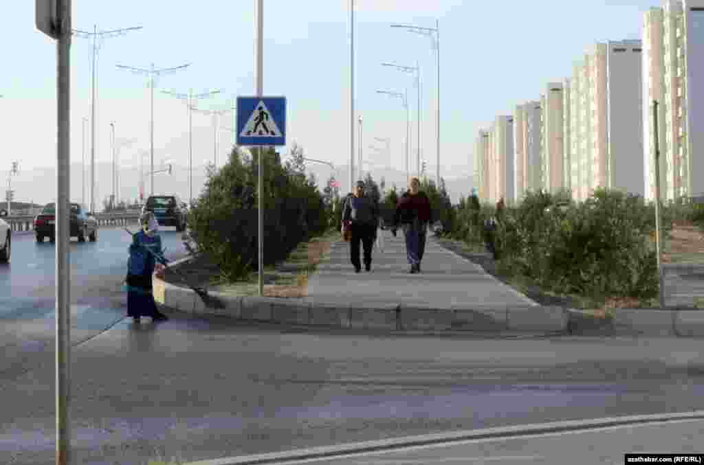 Aşgabadyň Parahat-7 etrapçasynda köçäni süpürýän Jemagat hojalygy ministrliginiň işgäri