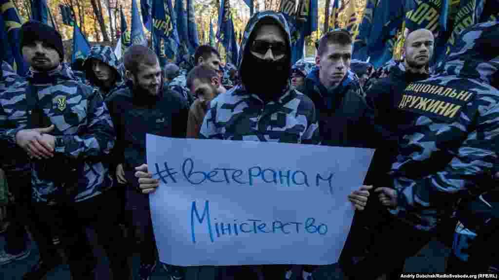 Активісти&nbsp;&laquo;Національного корпусу&raquo; під час мітингу націоналістичних організацій і учасників війни на Донбасі з вимогою до уряду створити Міністерство ветеранів, Київ, 7 листопада 2018 року БІЛЬШЕ ПРО ЦЕ&nbsp;