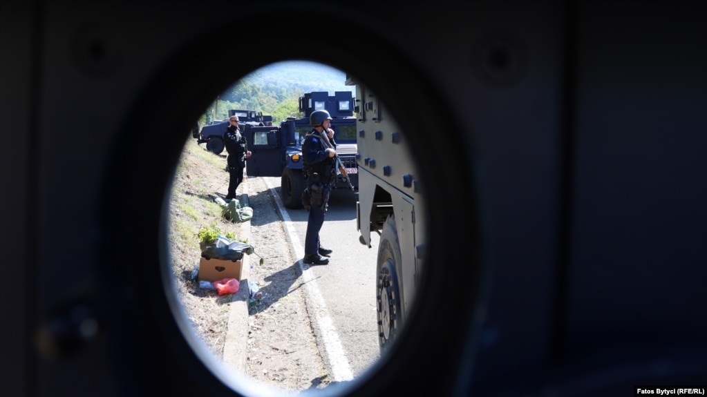 Policia e Kosovës duke bërë rojë, në Jarinjë. (26 shtator)