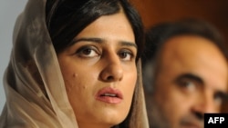 Pakistan -- Foreign Minister Hina Rabbani Khar (L) addresses a press conference at the Foreign Ministry in Islamabad, 14May2012