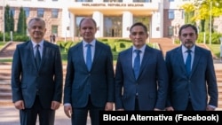 Cei patru lideri ai blocului Alternativa, de la stânga la dreapta, Ion Chicu, Ion Ceban, Alexandr Stoianoglo și Marc Tkaciuk, pozând în fața clădirii Parlamentului în august 2025, cu aproximativ o lună înainte de alegerile parlamentare din septembrie.