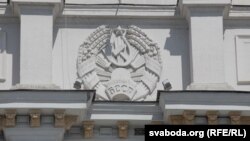 Ілюстрацыйнае фота. Герб БССР на фасадзе будынка Міністэрства сельскай гаспадаркі.