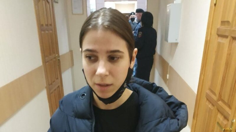 В Петербурге активистку задержали за пикет в поддержку Навального