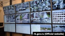 Экраны системы видеонаблюдения с распознаванием лиц, установленные в Ялте в рамках российского проекта «Умный город»