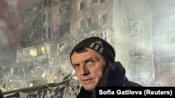 У Харкові на місці ракетного удару РФ виявили тіло жінки і дитини. Під завалами є люди (фотосвідчення)