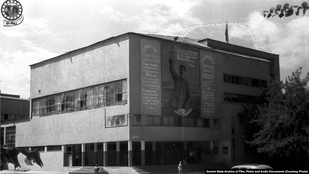 ​Здание Дома правительства. Снимок сделан в 1947 году (слева).&nbsp;Дом Совнаркома (правительства) КазССР строили в 1928&ndash;1931 годах по проекту известного советского архитектора теоретика конструктивизма Моисея Гинзбурга. Но уже в&nbsp;1957 году в городе сдали в эксплуатацию новый Дом правительства, а здание Гинзбурга занял учебный корпус КазГУ. Позже, в 1982 году, сюда &laquo;переехала&raquo; Академия искусств имени Жургенова. Здание считается важным памятником советского авангарда, однако его облик&nbsp;после нескольких реконструкций сильно изменился.​&nbsp; 
