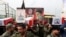 Pripadnici Snaga narodne mobilizacije nose posmrtne ostatke boraca poginulih u napadima za koje se sumnja da su ih izvele SAD u Bagdadu u aprilu