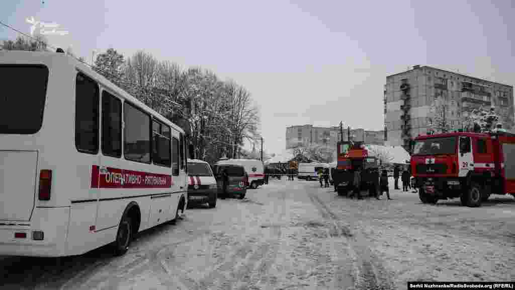 До робіт залучені 100 чоловік особового складу та 25 одиниць техніки ДСНС