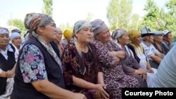 Жаңы мектептин курулушуна арналган жыйынга келгендер 