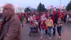 Fëmijë dhe nxënës në protesta kundër shqipes