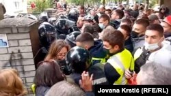 Guranje policije sa studentima i građanima u ranim jutarnjim satima