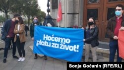 Slogan protesta za višu minimalnu zaradu - "Hoćemo platu za život". 