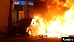 معترضان در بارسلون چند خودرو را به آتش کشیدند 