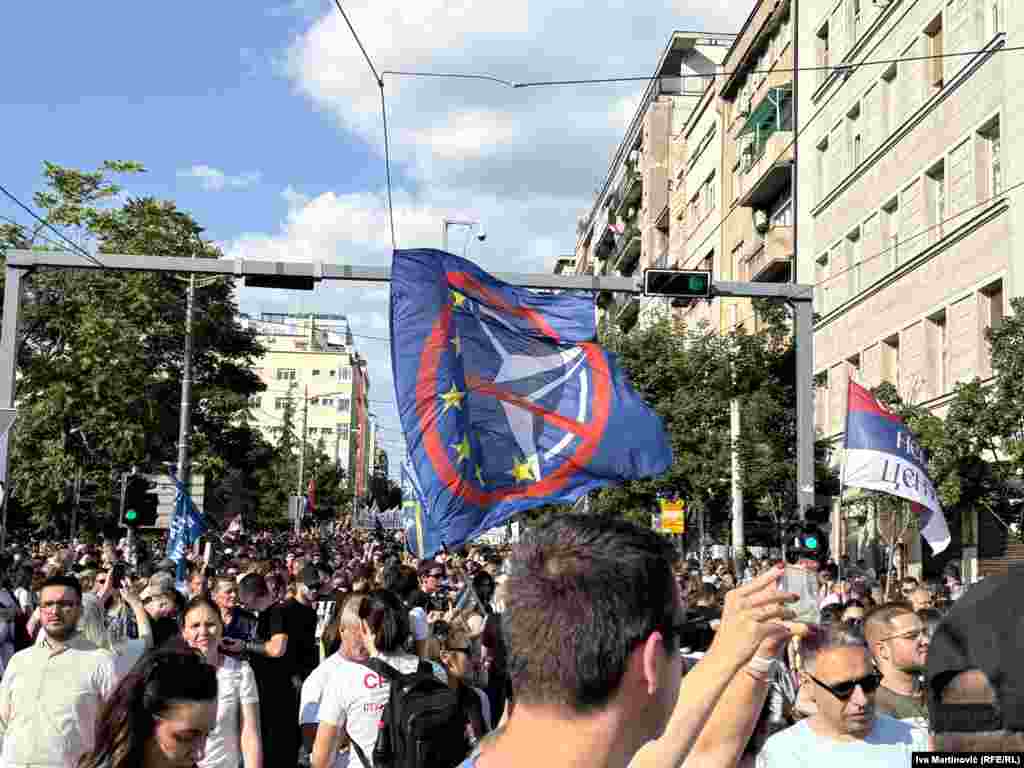 Neki od okupljenih na skupu, na koji su pozvali studenti u blokadi, nose i zastave protiv NATO-a i onih sa porukom "nema predaje Kosova".