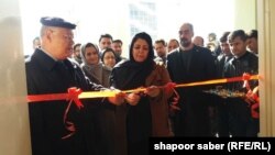 وزیر تحصیلات عالی و مقامات دیگر هنگام افتتاح سه پروژه برای بلند بردن کیفیت تحصیلی و تحقیقی در هرات