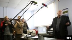 Суджадагы станцияда "Газпромдун" өкүлдөрү журналисттерге европалыктарга жөнөтүлгөн газ Украинадан ары өтпөй жатканын маалымдашты.