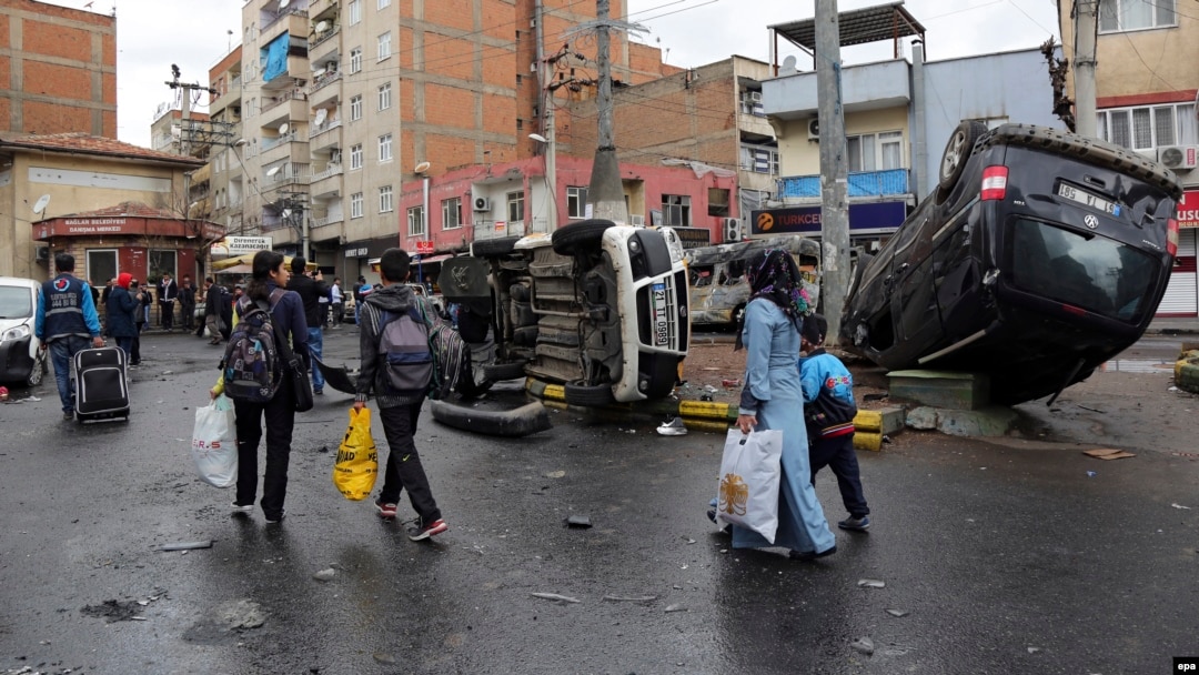 Residents of the Baglar district carry their belongings as they leave after clashes between Turkish special forces and militants of the outlawed Kurdistan Workers Party (PKK) in Diyarbakir, Turkey, on March 15.