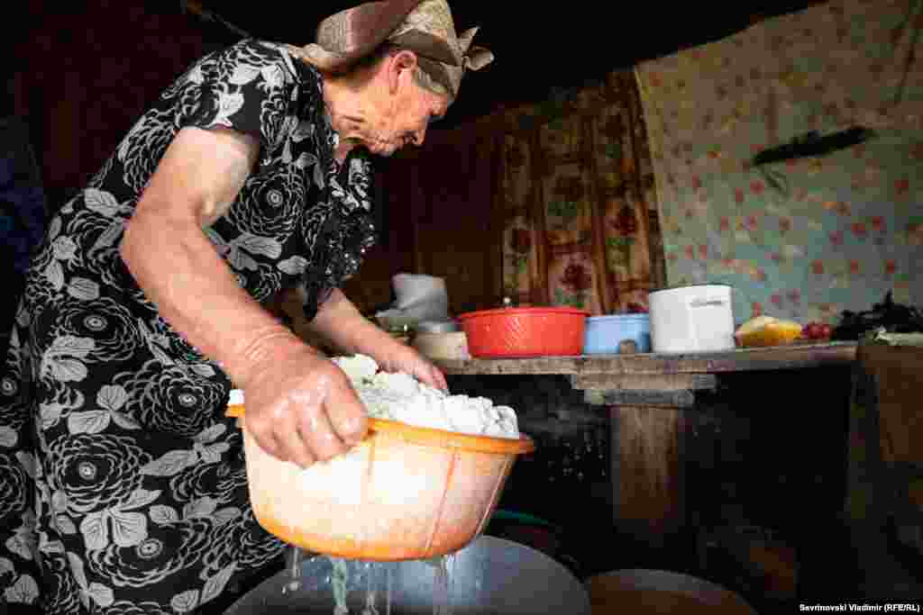 Хозяйка собирает их в особую форму, похожую на сито. Сквозь дырки стекают остатки жидкости.