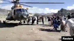 Вертолет эвакуирует пострадавших после сильного землетрясения в Афганистане