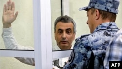 რუსი ოპოზიციონერი პოლიტიკოსი ლევ შლოსბერგი. ფსკოვის სასამართლო. 2026 წლის 17 აგვისტო.