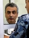 У міському суді Пскова судовий виконавець одягає кайданки на російського опозиційного політика Лева Шлосберга (63 роки), засудженого до 11 років позбавлення волі за критику війни проти України. Росія, 17 серпня 2026 року 