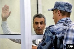 Лев Шлосберг в суде после вынесения приговора. Псков, 17 августа 2026 года