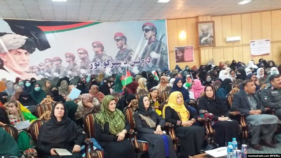 په غونډه کې لسګونو مېرمنو برخه واخېسته. 