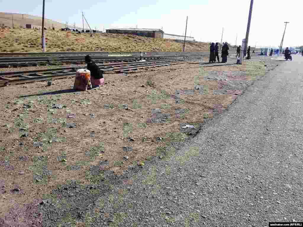 Serhetabat etrabynyň obalarynyň birinde otla garaşyp oturan ýolagçylar