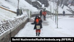 На Київщину та столицю насуваються сильні снігопади, тому жителів області закликають не виїжджати без нагальної потреби та подбати про літніх людей