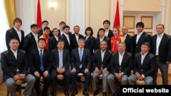 Национальная олимпийская команда Кыргызстана на приеме у президента КР Алмазбека Атамбаева, 16 июля 2012 года.