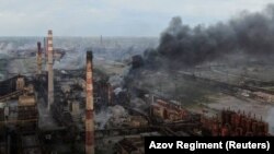 Завод Азоўсталь гарыць ад расейскіх бомбаў і ракет. Марыюпаль, 11 траўня