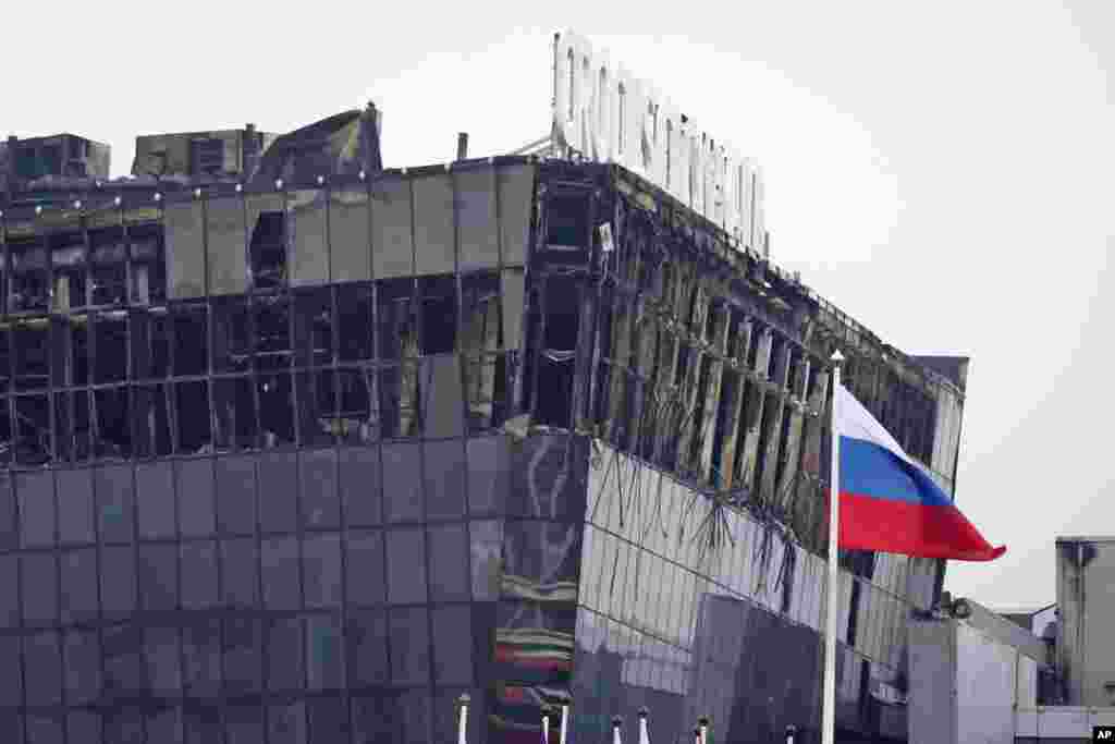 Pogled na kompleks koncertne dvorane dan nakon napada, 23. marta. Ruski mediji javili su da su napadači bacali eksplozive što je izazvalo ogroman požar u kompleksu dvorane koji može primiti 6.000 ljudi.