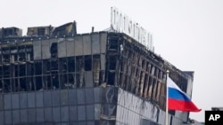 Щетите по сградата, в която беше извършен терористичният акт, след като нападателите използваха коктейли "Молотов" 