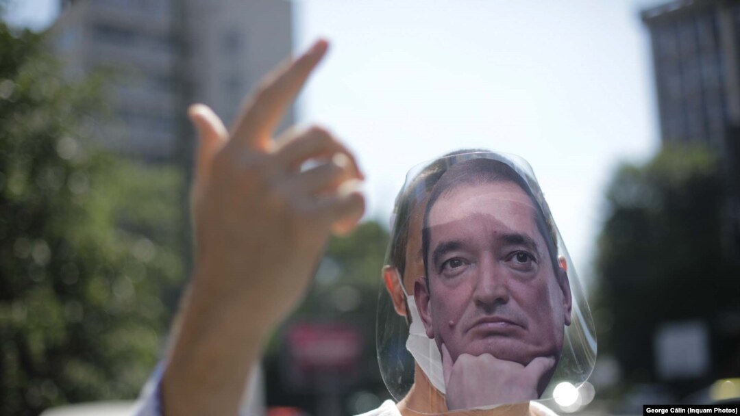 Imagine de la un protest recent față de clasarea dosarului violențelor jandarmilor la adresa manifestațiilor antiguvernamentale din vara lui 2018, când colonelul Paraschiv (masca pe el îl înfățișează) a coordonat acțiunile forțelor de ordine