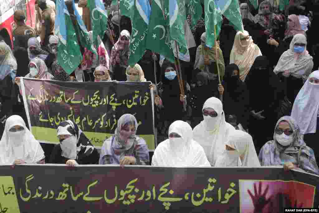 Pakisztán - Az iszlám vallású politikai párt, a Dzsámája Iszlám támogatói transzparenseket tartanak a magasba, amelyen urdu nyelven az szerepel: &quot;Akasszák fel nyilvánosan azokat, akik nőket és gyerekeket erőszakolnak meg&quot; Lahorban. (Fotó: epa)