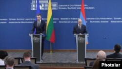 Armenia - Armenian Foreign Minister Ara Ayvazyan (R) speaks at a joint news conference with his Lithuanian counterpart Gabrielius Landsbergis, Yerevan, April 26, 2021.