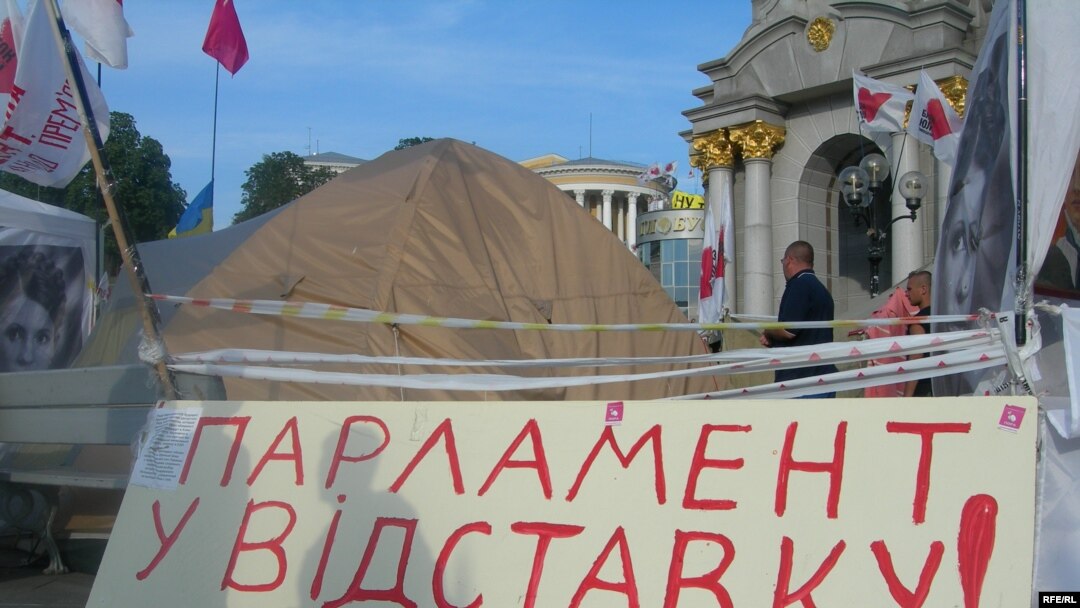 Эксперты ожидают, что оказавшиеся сегодня ненужными плакаты следующим летом снова достанут из чуланов