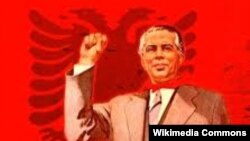 Постер со ликот на Енвер Хоџа од комунистичката ера во Албанија