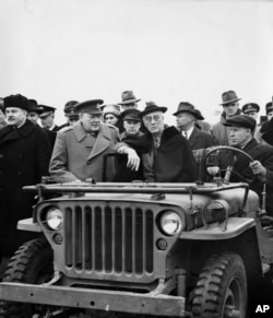 Ялтинская конференция. Президент США Франклин Д. Рузвельт сидит в джипе, рядом с ним слева премьер-министр Великобритании Уинстон Черчилль и В. Молотов, февраль 1945 г.
