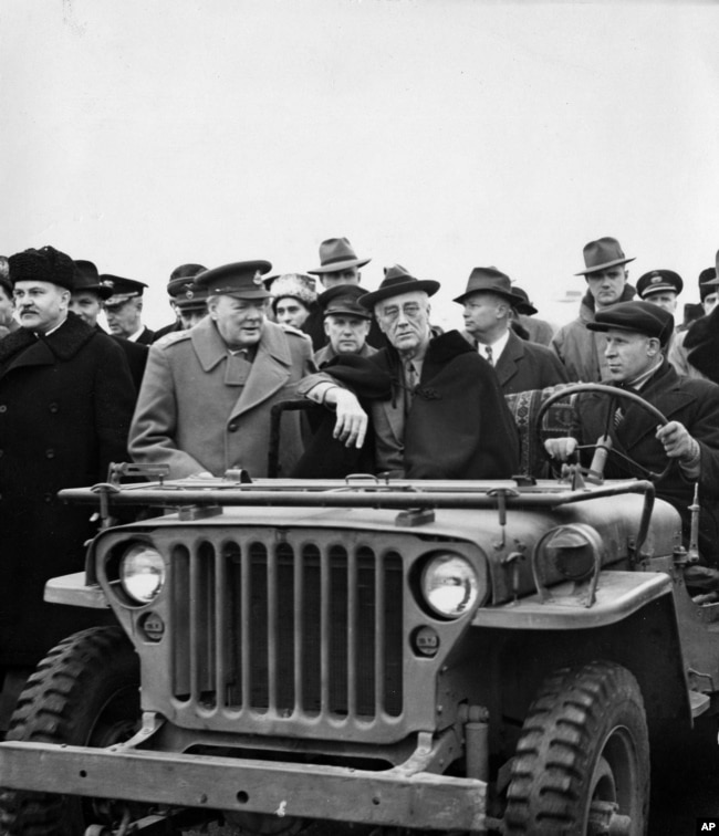 Ялтинская конференция. Президент США Франклин Д. Рузвельт сидит в джипе, рядом с ним слева премьер-министр Великобритании Уинстон Черчилль и В. Молотов, февраль 1945 г.