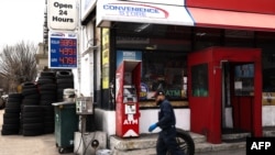 Prețurile la benzină sunt afișate la o benzinărie din cartierul Hamilton Heights, din districtul Manhattan al orașului New York, pe 31 martie 2026.