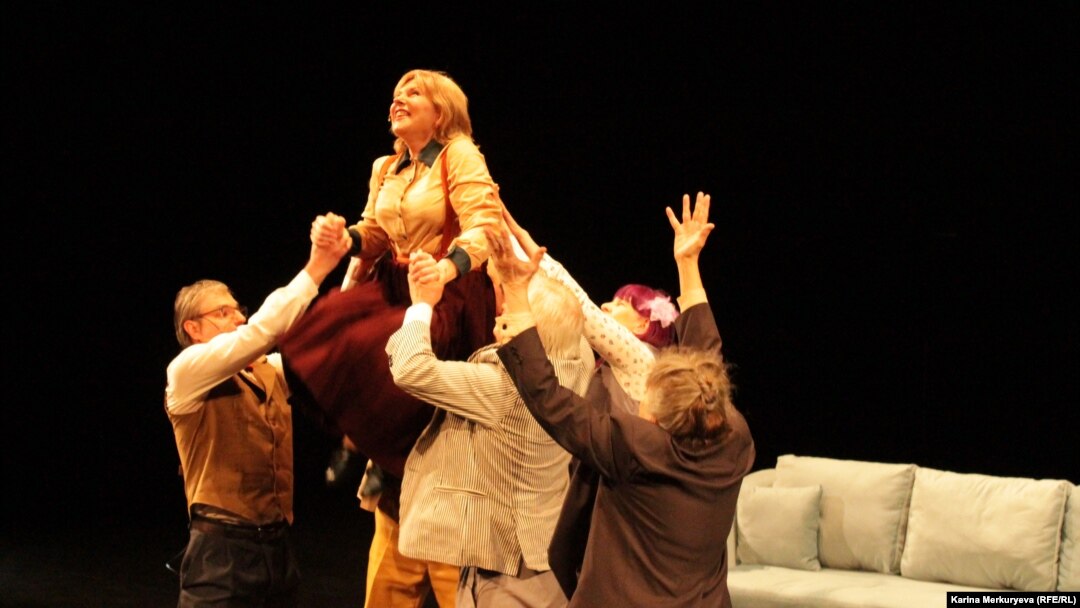 Сцена из спектакля "Здесь больше, чем просто селедка". Фото: Карина Меркурьева