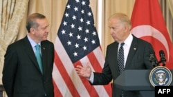 U.S. Vice President Joe Biden (right) will also be meeting with Turkish President Recep Tayyip Erdogan (left) in Istanbul to discuss the conflict in Syria and Iraq. (file photo)