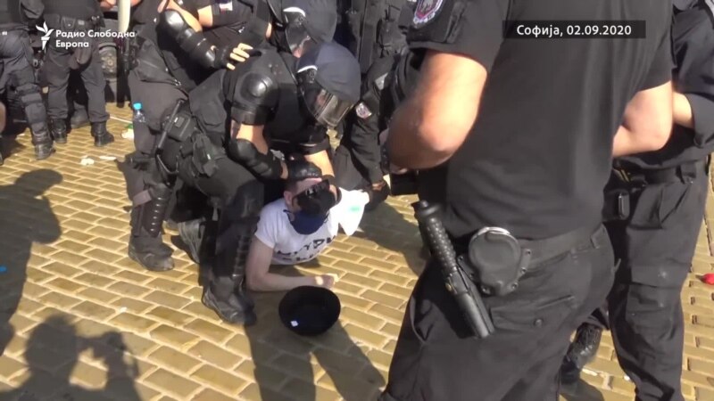 Судири меѓу полицијата и демонстрантите во Софија