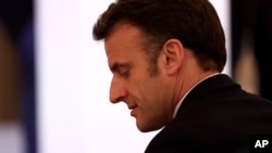 Președintele francez Emanuel Macron a susținut că legea e necesară pentru că există situații „care din punct de vedere uman nu pot fi acceptate”.