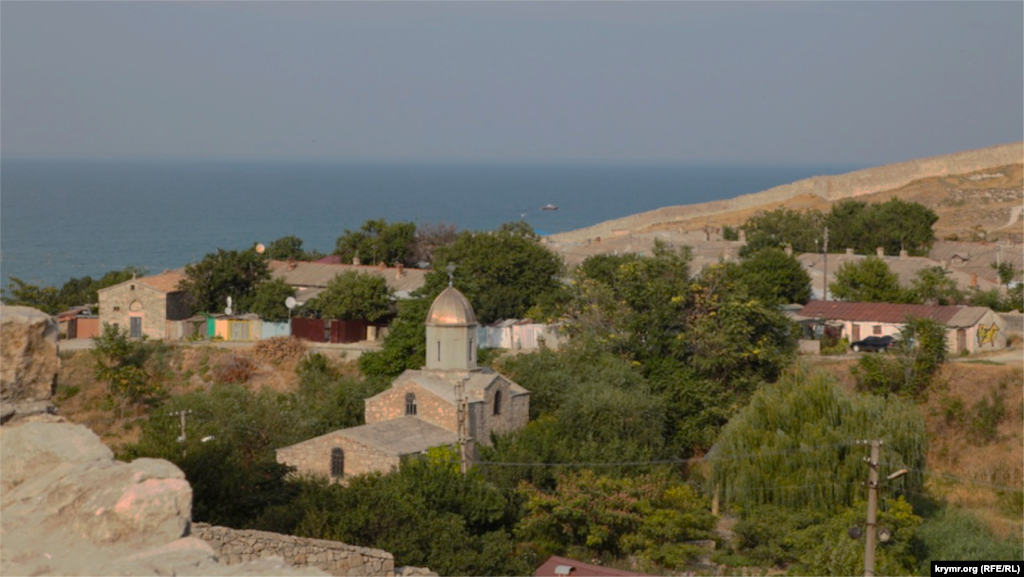 С вершины Карантинного холма открывается вид на две старые церкви &ndash; Иверскую и Святого Георгия
