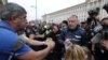 Протестиращите се опитаха да блокират кръстовището между сградите на Президентството, Министерския съвет и бившия Партиен дом, но бяха спрени от полицията
