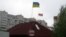 Украінскі сьцяг побач з нацыянальным беларускім над домам Жукоўскага